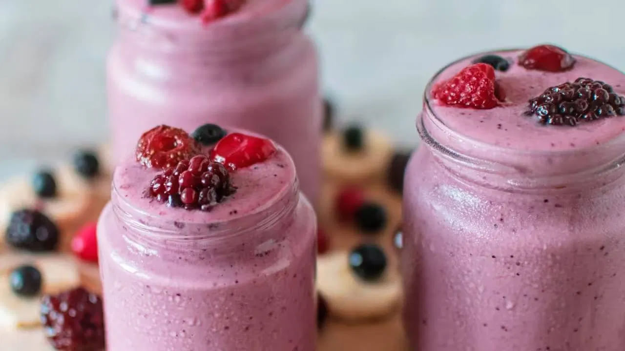 అనేక స్మూతీలు కూడా జీర్ణక్రియలో సహాయపడతాయి. వీటిల్లో కరిగే, కరగని ఫైబర్ రెండూ ఉంటాయి. ఇవి ఆహారాన్ని సులువుగా జీర్ణం చేస్తాయి.