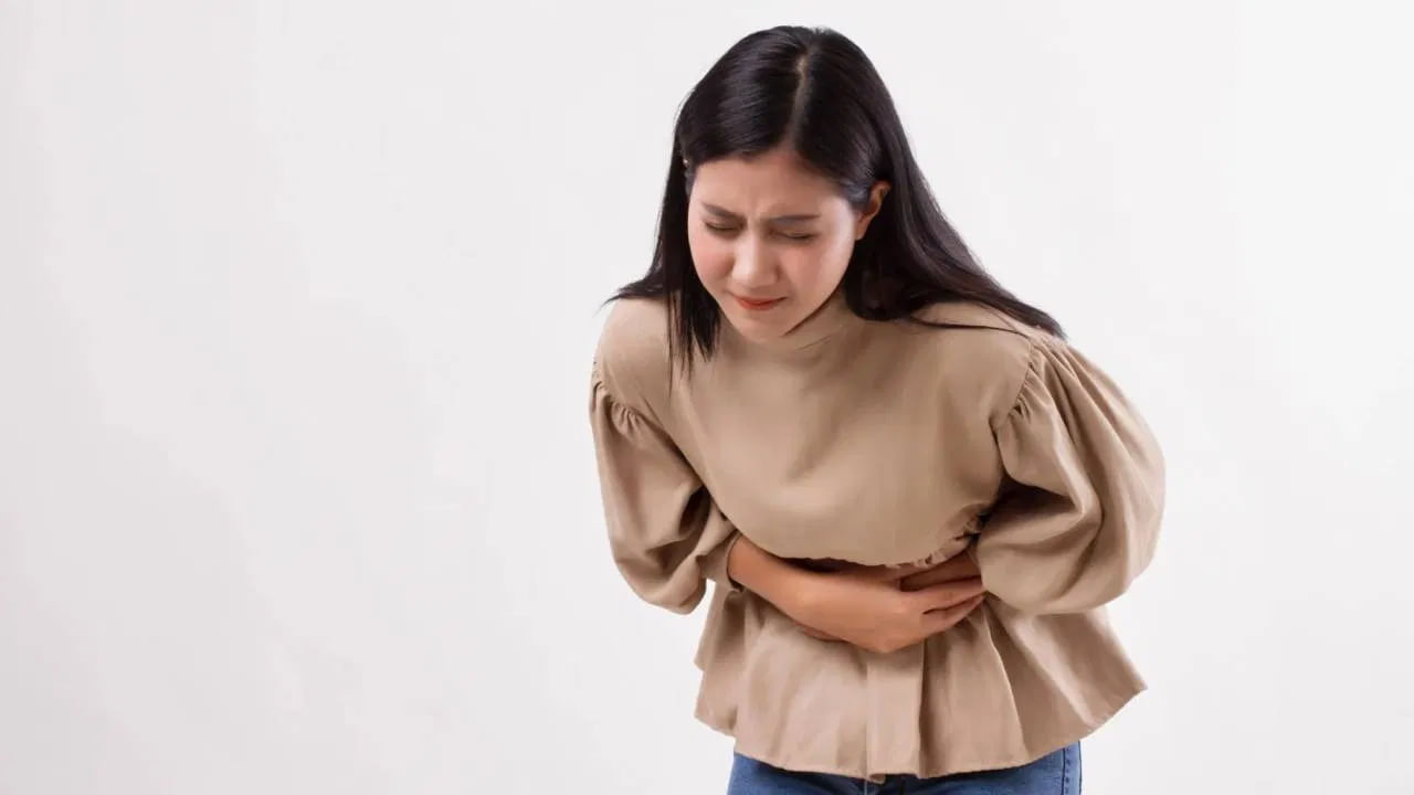 తిన్న ఆహారం సరిగ్గా జీర్ణం కాకపోవడంతో.. చాలామంది కడుపు సంబందిత సమస్యలతో బాధపడుతుంటారు. ప్రతిరోజు మందులు వాడినా ఈ సమస్య నుంచి పూర్తిగా కోలుకోరు. కానీ రెగ్యులర్గా ఈ కింది జ్యూస్లు తీసుకోవడం వల్ల ఈ జీర్ణ సమస్య నుంచి త్వరిత గతంగా బయటపడవచ్చు. అవేంటో తెలుసుకుందాం..