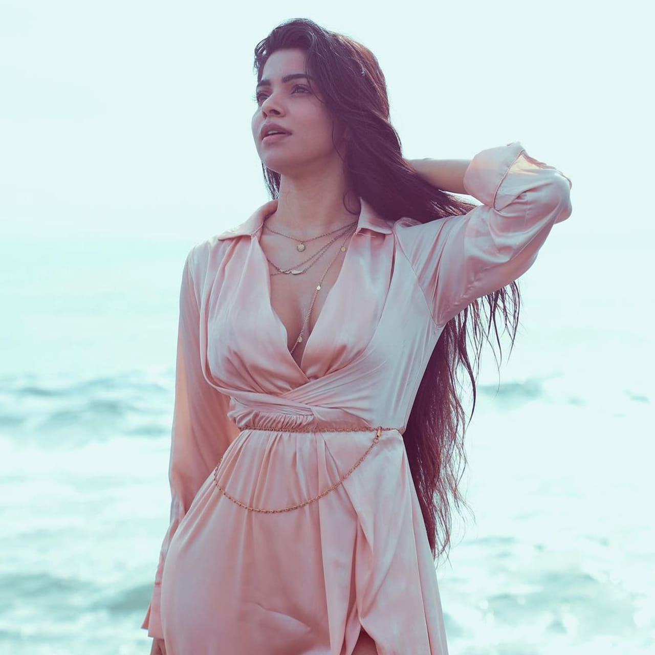 తమిళనాడులోని కోయంబత్తూరులో జన్మించిన దివ్యభారతి నటిగా, మోడల్, తమిళ, తెలుగు సినిమాల్లో బాగా ఫేమస్.