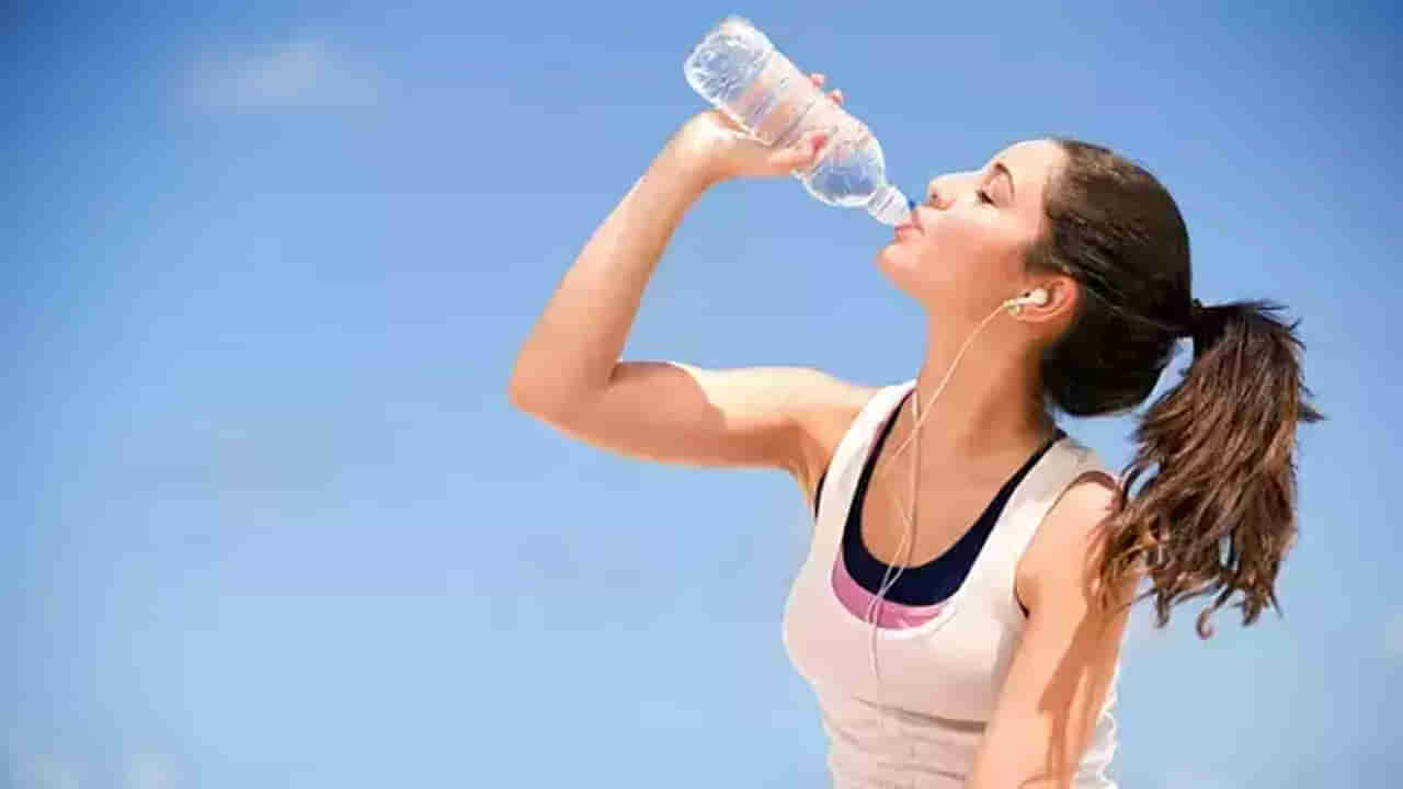 Drinking Water While Standing: నిలబడి నీళ్లు తాగితే.. నిజంగానే కిడ్నీ, మోకాళ్లు దెబ్బతింటాయా? నిపుణులు ఏం చెబుతున్నారంటే