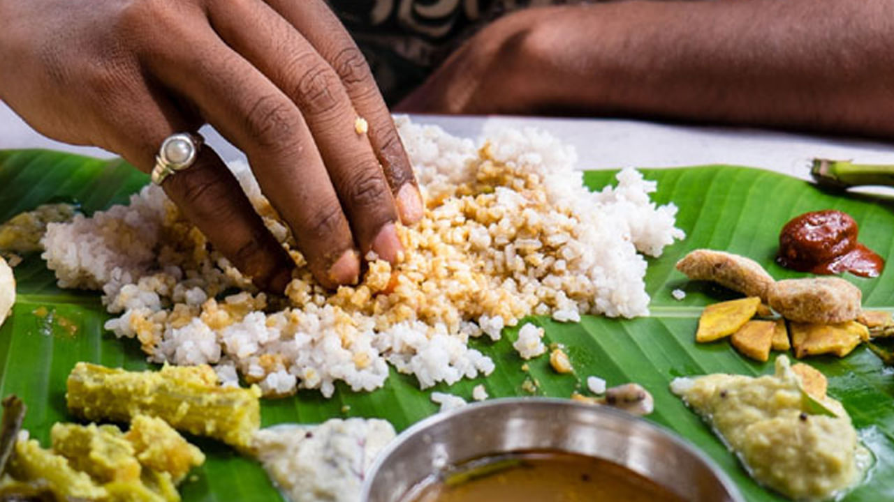 ఎవరైనా అనారోగ్యంతో బాధపడుతూ ఉంటే వారితో కలిసి భోజనం చేయరాదని పురాణాలు పేర్కొన్నాయి. అనారోగ్యంతో బాధపడే వ్యక్తీ శరీరంలో కొన్ని రకాల బ్యాక్టీరియా ఉంటుంది. అప్పుడు వారితో కలిసి భోజనం చేయడం వలన ఆ ప్రభావం ఆరోగ్యంగా ఉన్నవారిపై కూడా చూపిస్తుంది. కనుక అనారోగ్యంతో బాధపడే వ్యక్తులతో కలిసి కూర్చుని భోజనం చేయరాదు.