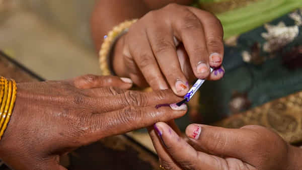 Election 2024: సెల్ఫీ దిగడానికి పోలింగ్ కేంద్రంలోకి ఫోన్ తీసుకెళ్తున్నారా.? అధికారులు ఏమంటున్నారంటే..