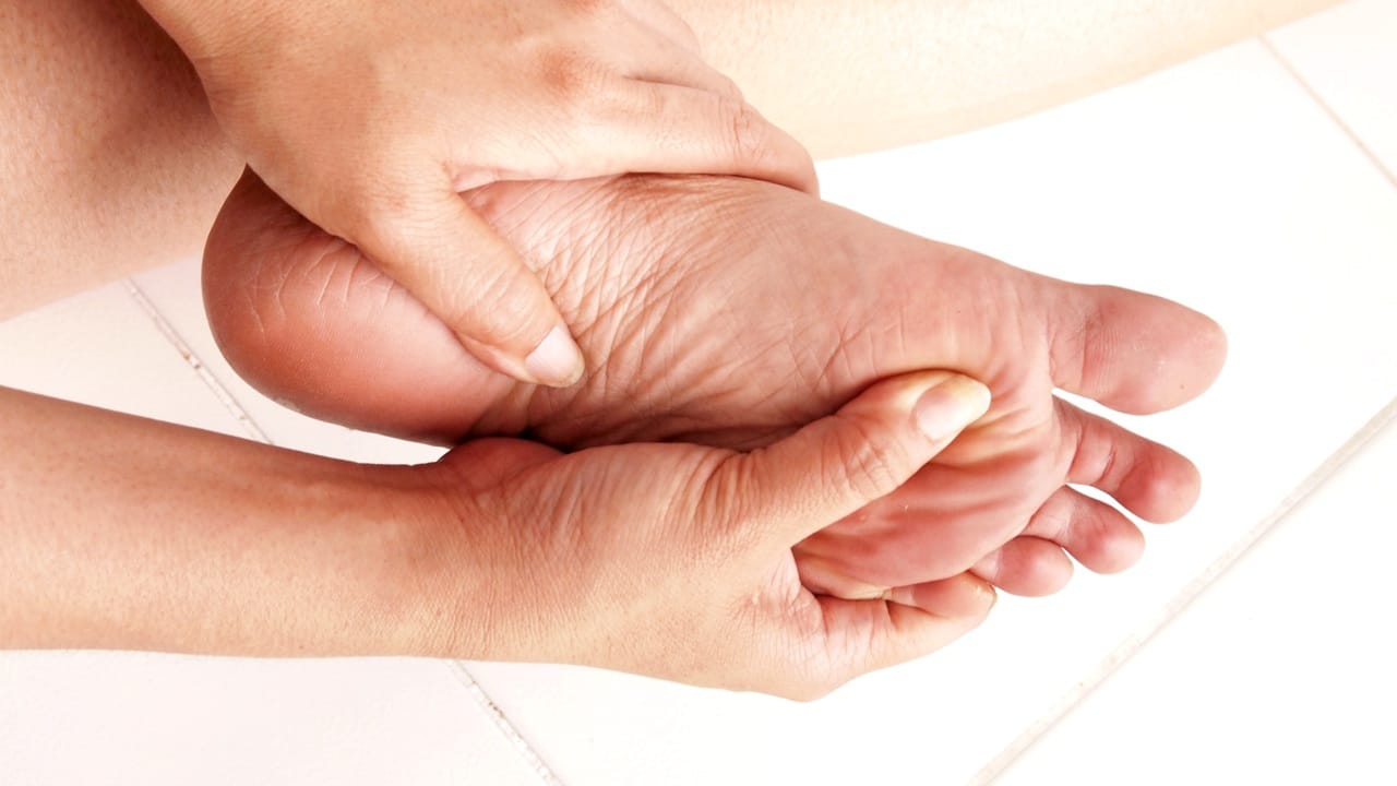 ఒక్కోసారి తిమ్మిరులు కూడా వస్తూ ఉంటాయి. చాలా మందికి ఎక్కువగా రాత్రి పూటే ఈ సమస్య వస్తుంది. అసలు ఈ సమస్య ఎందుకు వస్తుంది? దీన్ని ఎలా తగ్గించు కోవాలో చూద్దాం. కొన్ని అనారోగ్య సమస్యలు రావడానికి సూచనగా పాదాల్లో మంటలు వస్తాయి.
