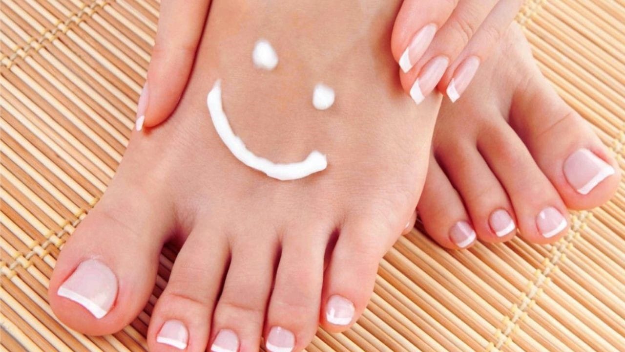 చర్మ సమస్యల్ని తగ్గించడంలో పసుపు చక్కగా పని చేస్తుంది. ఎందుకంటే ఇందులో యాంటీ బ్యాక్టీరియల్, యాంటీ ఫంగల్ గుణాలు ఉన్నాయి. పాల మీగడలో కొద్దిగా పసుపు కలిపి.. పాదాలపై మర్దనా చేసి కడగండి. ఇలా తరచూ చేస్తే మీ పాదాలపై నలుపు తగ్గిపోతుంది.