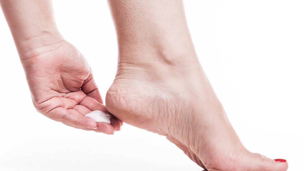 టమాటా, పంచదారతో కూడా మీ పాదాల రంగును మార్చుకోవచ్చు. పండిన టమాటాను సగానికి కట్ చేయండి. ఇప్పుడు కొద్దిగా పంచదారను కట్ చేసిన టమాటా మీద వేసి.. కాళ్లపై ఓ ఐదు నిమిషాల పాటు రుద్దండి. ఇలా వారంలో రెండు సార్లు చేస్తే.. ఖచ్చితంగా మీకు రిజల్ట్ కనిపిస్తుంది.