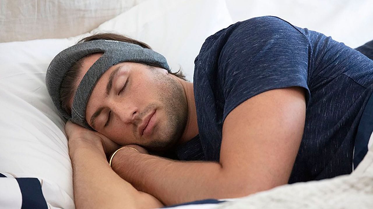 నిద్ర చక్కగా పట్టేందుకు ఈ ఆహారాలు చక్కగా హెల్ప్ చేస్తాయి. అరటి పండులో మెగ్నీషియం, పొటాషియం వంటివి పుష్కలంగా ఉంటాయి. ఇలాంటి పండ్లు తింటే.. శరీరంలోని కండరాలు రిలాక్స్ అయి నిద్ర చక్కగా పడుతుంది.
