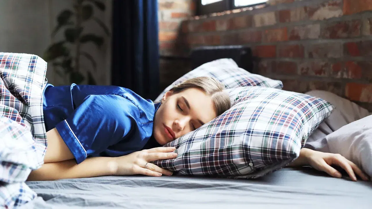 చెర్రీ పండ్లలో కూడా పోషకాలు పుష్కలంగా ఉంటాయి. అలాగే ఈ పండ్లలో నిద్రను ప్రేరేపించే మెలటోనిన్ కూడా పెరుగుతుంది. దీంతో మీరు ప్రశాంతంగా నిద్రపోవచ్చు. బాదాంలో కూడా నిద్రని రప్పించే గుణాలు ఉన్నాయి. కాబట్టి ఇది తిన్నా నిద్ర పడుతుంది.
