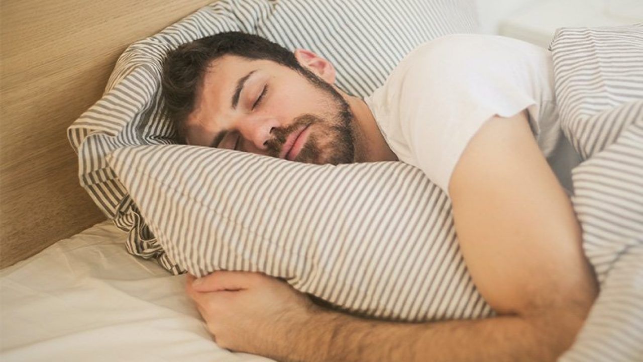 పసుపులో కర్కుమిన్ అనే సమ్మేళనం ఉంటుంది. ఇది మీరు హాయిగా నిద్రపోవడానికి హెల్ప్ చేస్తుంది. రాత్రి నిద్రపోయే ముందు గ్లాస్ పాలలో కొద్దిగా పసుపు కలిపి గోరువెచ్చగా ఉన్నప్పుడు తాగితే.. మంచి నిద్ర వస్తుంది. పెరుగు తినడం వల్ల కూడా రాత్రి పూట హాయిగా పడుకోవచ్చు.
