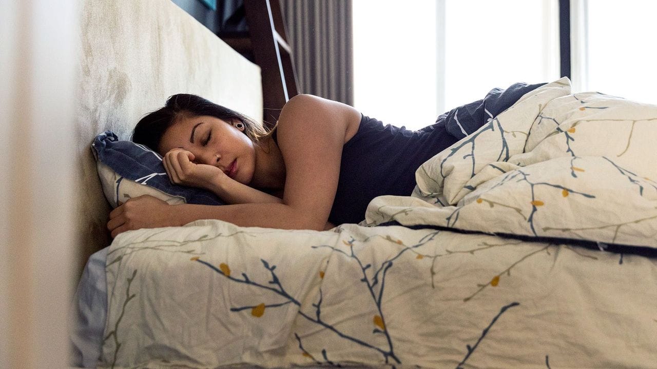 ఓట్స్‌లో కూడా మెలటోనిన్ సమ్మేళనం ఎక్కువగా ఉంటుంది. కాబట్టి ఇవి తీసుకోవడం వల్ల కూడా నిద్ర పడుతుంది. అదే విధంగా కివి ఫ్రూట్‌లో సెరోటోనిన్, ఫోలేట్‌లు ఉంటాయి. ఈ పండ్లు తిన్నా కూడా బాగా నిద్ర పడుతుంది.
