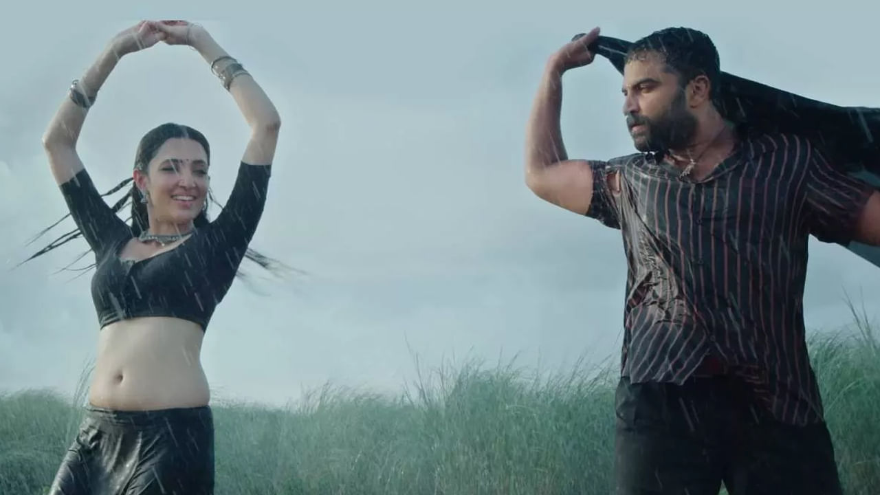 విశ్వక్ సేన్ హీరోగా కృష్ణ చైతన్య తెరకెక్కిస్తున్న గ్యాంగ్స్ ఆఫ్ గోదావరి ట్రైలర్ విడుదలైంది. ఇందులో విశ్వక్ సేన్ 2.0 కనిపిస్తున్నారు. ఇప్పటి వరకు ఈయనకున్న మాస్ ఇమేజ్ ఈ సినిమాతో మరింత పెరగడం ఖాయంగా కనిపిస్తుంది. మే 31న విడుదల కానుంది ఈ చిత్రం. నేహా శెట్టి, అంజలి ఇందులో హీరోయిన్లుగా నటిస్తున్నారు.