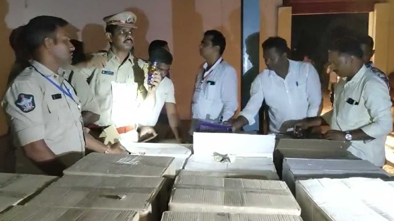 Watch Video: రైస్ మిల్లులో పోలీసుల తనిఖీలు.. చూసి షాక్ అయిన అధికారులు..