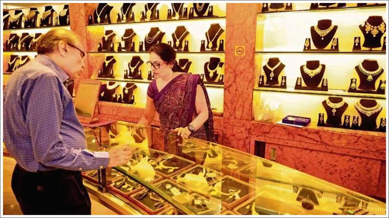 Gold Price Today: మహిళలకు గుడ్‌న్యూస్‌.. తగ్గుముఖం పడుతున్న బంగారం, వెండి ధరలు.. తాజా రేట్ల వివరాలు