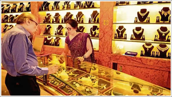 Gold Price Today: మళ్లీ తగ్గిన బంగారం ధర.. తులం గోల్డ్ ఎంతకు చేరిందంటే..