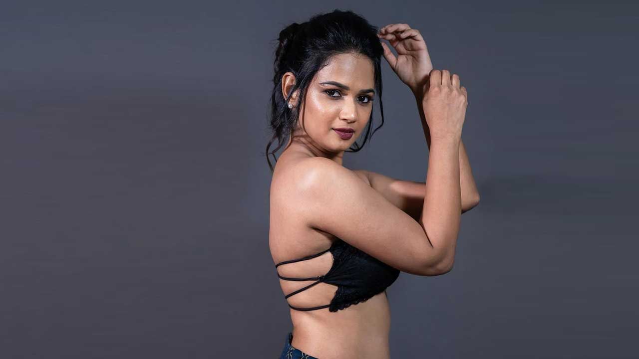 2016లో హైదరాబాద్లోని సన్ టీవీ నెట్వర్క్ లిమిటెడ్లో టీవీ యాంకర్గా పని చేయడం ప్రారంభించింది. 2017లో ఆమె ఈటీవీ అభిరుచిలో చేరింది. అందులో ‘వంతచేయతరమా’ అనే వంట టీవీ షోను హోస్ట్ చేసింది ఈ వయ్యారి భామ.