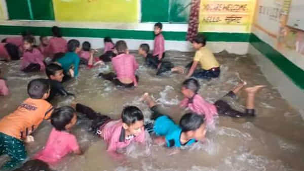 Watch viral video: మా మంచి మాస్టారు..! పిల్లల్ని బడికి రప్పించేందుకు భలే ప్లాన్ చేశాడు.. దెబ్బకు వర్షంలా వచ్చిన విద్యార్థులు..