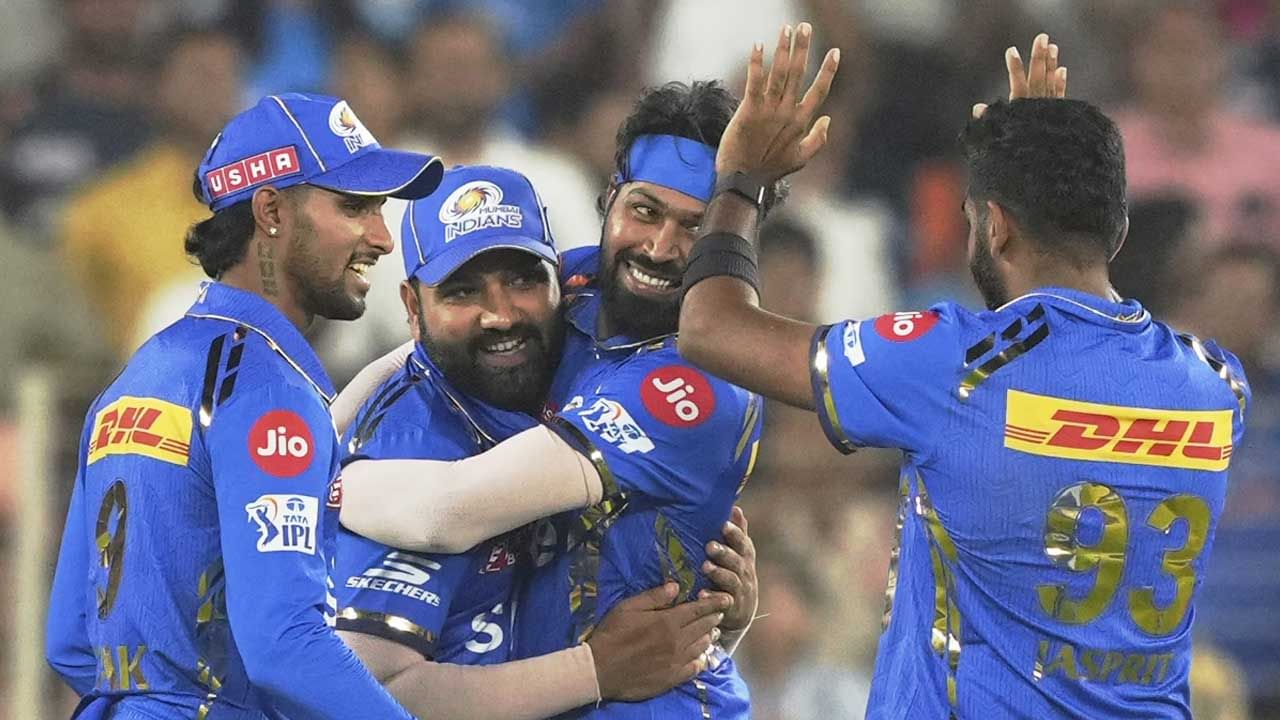 రోహిత్ కెప్టెన్సీని హార్దిక్ పాండ్యా తొలగించాడని పలువురు ఆరోపిస్తున్నారు. మైదానంలో హార్దిక్ పాండ్యాతో అభిమానులు సమస్యను లేవనెత్తడంతో రోహిత్ శాంతింపజేసేందుకు ప్రయత్నించాడు. రోహిత్‌ను పదే పదే మైదానంలో అవమానిస్తున్నాడని పలువురు అంటున్నారు.