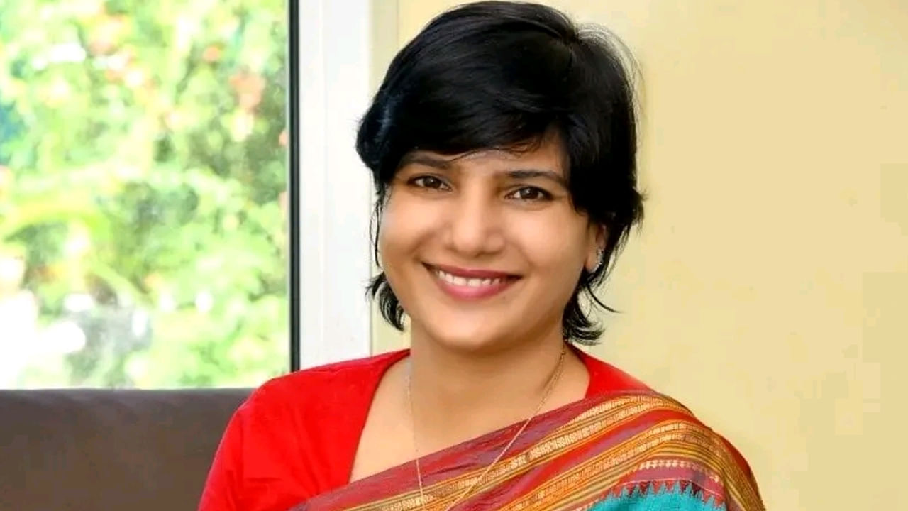 ఏంటా ధైర్యం.. ఏకంగా కలెక్టర్తోనే ఆటలా.. నకిలీ అకౌంట్ ఓపెన్ చేసి ఆపై..