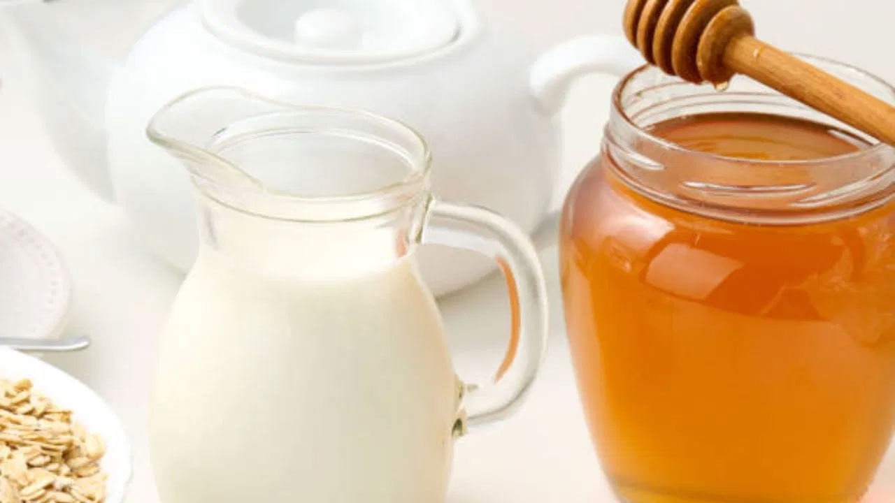 రోజూ గ్లాసు పాలు తాగితే ఎన్నో వ్యాధుల నుంచి మిమ్మల్ని మీరు కాపాడుకోవచ్చు. గ్లాసు పాలు ఎముకలను బలోపేతం చేయడం నుంచి జలుబు, దగ్గును నయం చేయడం వరకు అన్నింటికీ సహాయపడుతుంది. కానీ అందులో పంచదార కలుపుకోవడం మాత్రం చాలా ప్రమాదకరం.