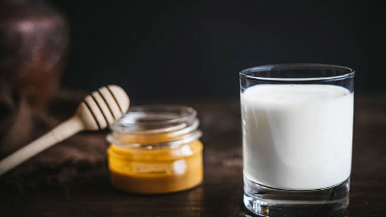 పాలు పంచదార కలిపి తాగడం వల్ల ప్రయోజనం ఉండదు. బదులుగా, రుచి కోసం పాలలో తేనె కలిపితే మంచిది. పాలలో తేనె కలుపుకుని తాగితే శరీరంలో రోగనిరోధక శక్తి పెరుగుతుంది. పాలలో తేనె కలిపి తాగడం వల్ల రోజంతా ఉండే అలసట క్షణాల్లో మాయమవుతుంది.