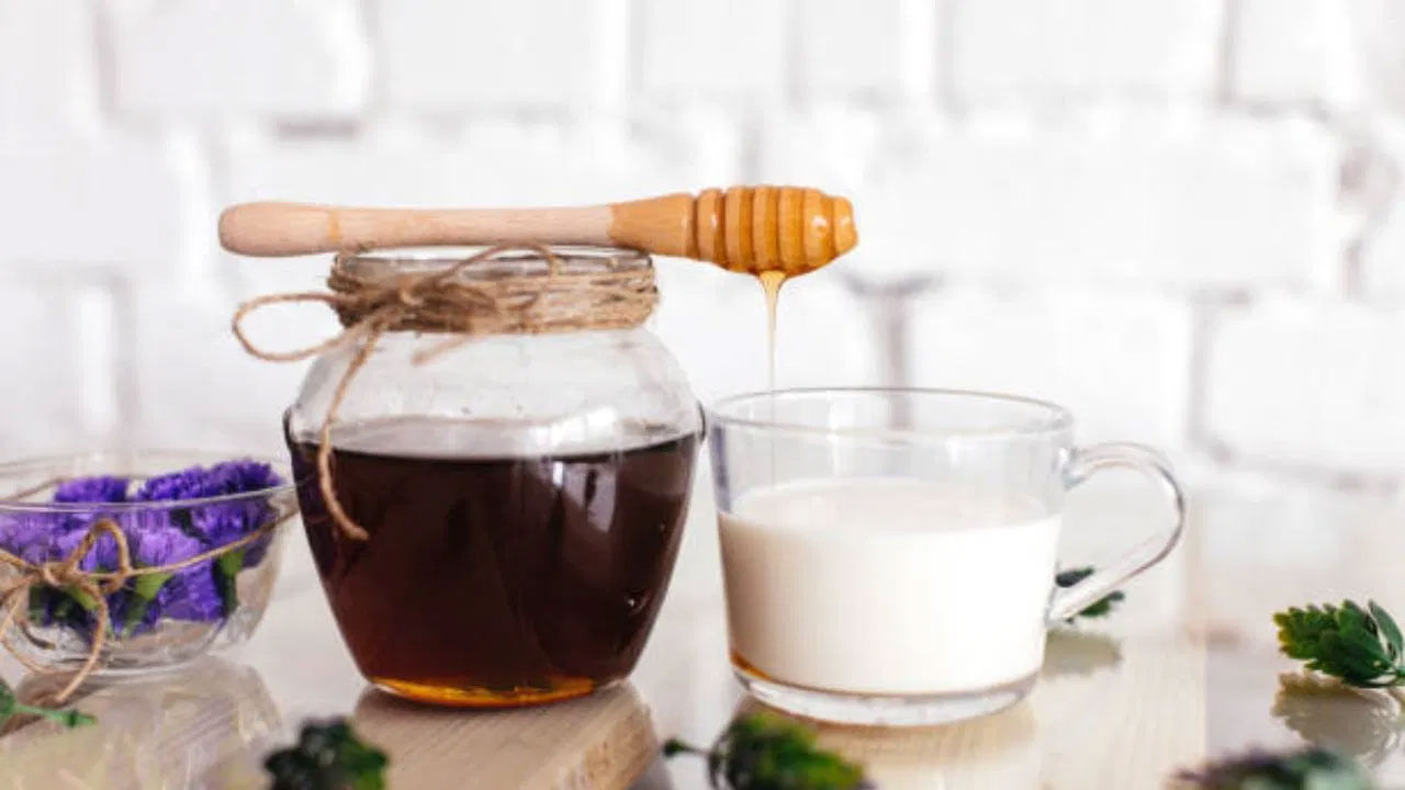 పాలలో అమైనో ఆమ్లాలు ఉంటాయి. ఇవి నిద్రలేమిని దూరం చేస్తాయి. నిద్ర చక్రాన్ని నియంత్రించే మెలటోనిన్ అనే హార్మోన్‌ను విడుదల చేయడానికి తేనె సహాయపడుతుంది. రాత్రి నిద్రించే ముందు పాలలో తేనె కలిపి తాగితే నిద్ర బాగా పడుతుంది. ఆర్థరైటిస్ నొప్పితో బాధపడేవారు పాలు తప్పనిసరిగా తీసుకోవాలి. పాలలో తేనె కలపడం వల్ల ఎముకల ఆరోగ్యం కూడా మెరుగుపడుతుంది. పాలలో కాల్షియం పుష్కలంగా ఉంటుంది. 