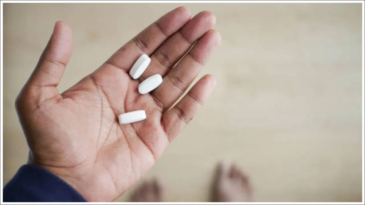 కీళ్ల నొప్పులు పెరిగినప్పుడు పెయిన్ కిల్లర్స్ తీసుకుంటారు. కానీ నొప్పి మందులను అక్షరాలా తీసుకోకూడదు. ఇది మూత్రపిండాలు, కాలేయాన్ని దెబ్బతీస్తుంది. నొప్పి నివారణ మందులు తీసుకునే బదులు ఆరోగ్యకరమైన ఆహారం తీసుకోవడం ద్వారా కీళ్ల నొప్పులను తగ్గించుకోండి.