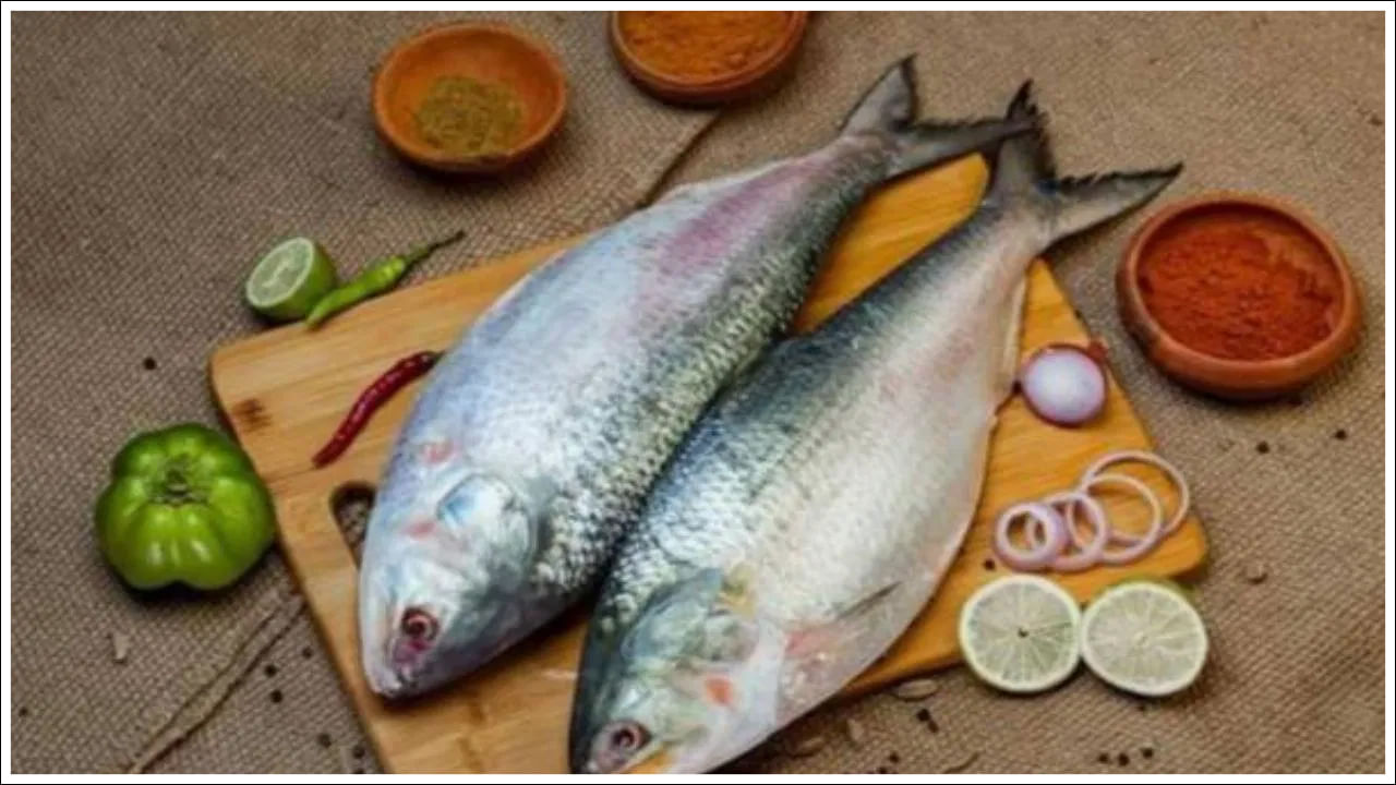 ఒమేగా-3 కొవ్వు ఆమ్లాలు, విటమిన్ డి సముద్రపు చేపలలో కనిపిస్తాయి. ఈ పోషకాలు ఎముకల వాపును తగ్గించడంలో సహాయపడతాయి. అదనంగా విటమిన్ డి శరీరం కాల్షియంను గ్రహించి బలమైన ఎముకలను నిర్మించడంలో సహాయపడుతుంది.