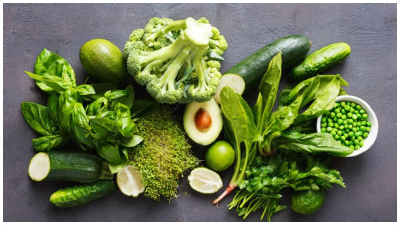 బచ్చలికూర వంటి ఆకుకూరలు, విటమిన్ ఇ, విటమిన్ సి కలిగి ఉంటాయి. ఇవి శరీరంలో యాంటీ ఇన్ఫ్లమేటరీ ఏజెంట్లుగా పనిచేస్తాయి. వాపును తగ్గించడంతో పాటు, కూరగాయలు ఉమ్మడి వశ్యతను నిర్వహిస్తాయి.