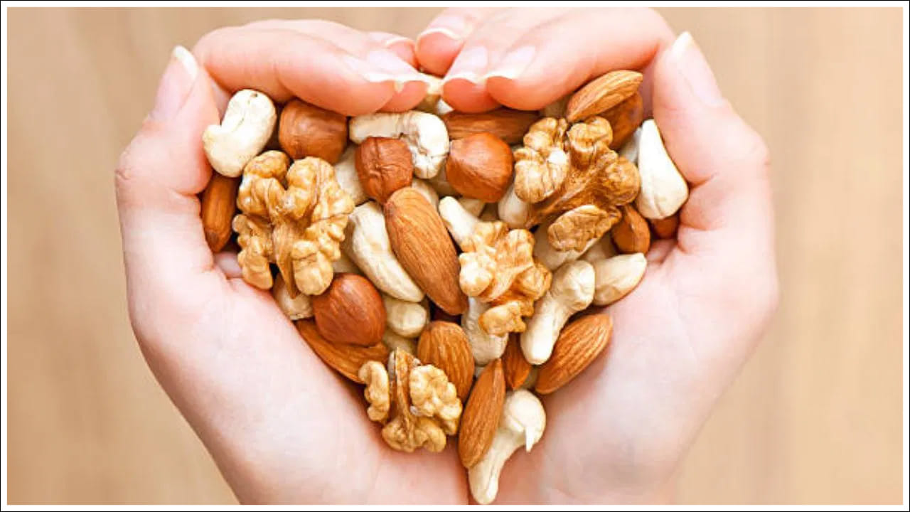 రుమటాయిడ్ ఆర్థరైటిస్‌తో బాధపడేవారు తమ ఆహారంలో గింజలను తప్పనిసరిగా చేర్చుకోవాలి. బాదం, వాల్‌నట్‌లు మరియు పిస్తాపప్పులు వంటి నట్స్‌లో ఫైబర్, విటమిన్ ఇ, ఒమేగా-3 ఫ్యాటీ యాసిడ్‌లు ఉంటాయి. ఇవి వాపును తగ్గించడంలో సహాయపడతాయి.