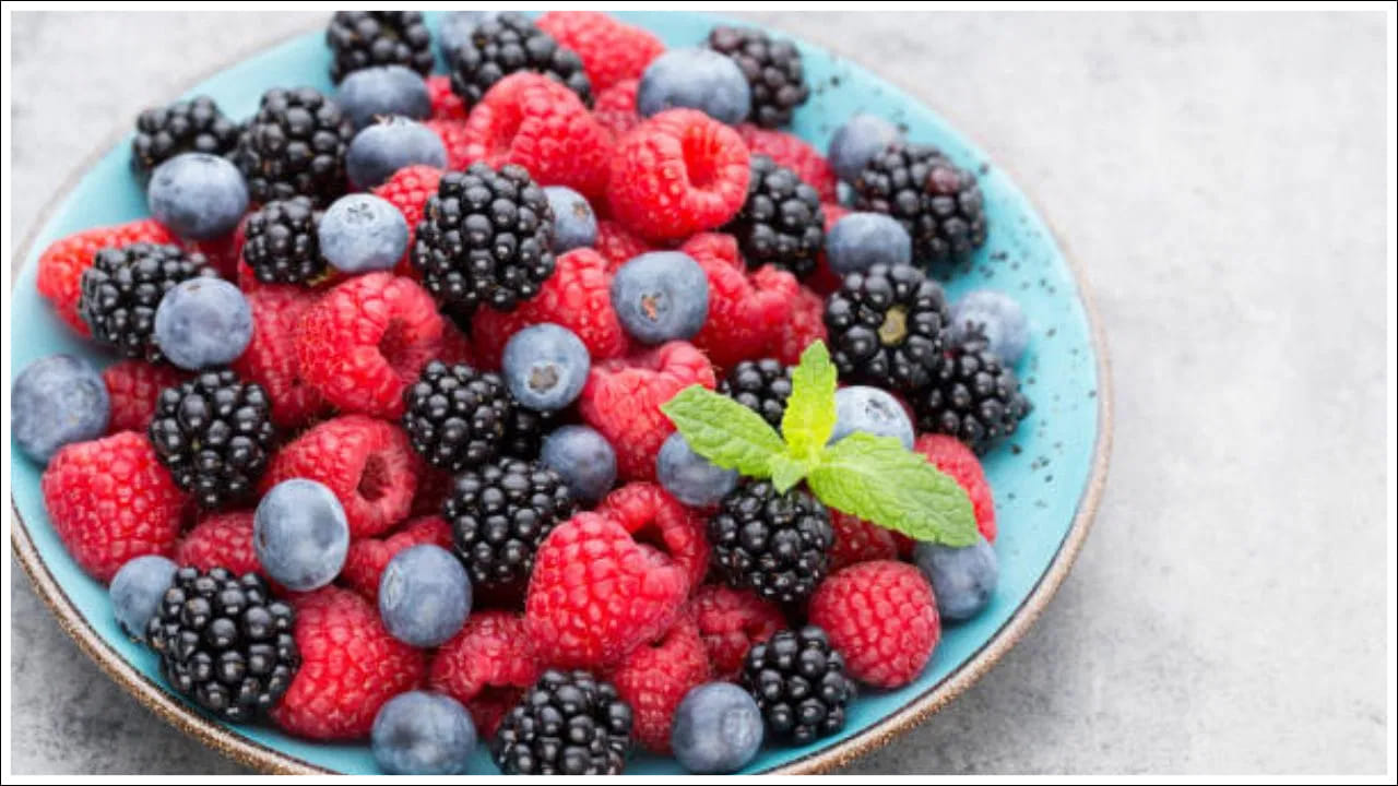 అన్ని రకాల పండ్లు ఆరోగ్యానికి మేలు చేస్తాయి. అయితే, బెర్రీలు కీళ్ల నొప్పులను తగ్గించడంలో సహాయపడతాయి. బ్లూబెర్రీస్, స్ట్రాబెర్రీలు, రాస్ప్బెర్రీస్ వంటి పండ్లలో యాంటీఆక్సిడెంట్లు ఉంటాయి. ఇవి వాపును తగ్గిస్తాయి.