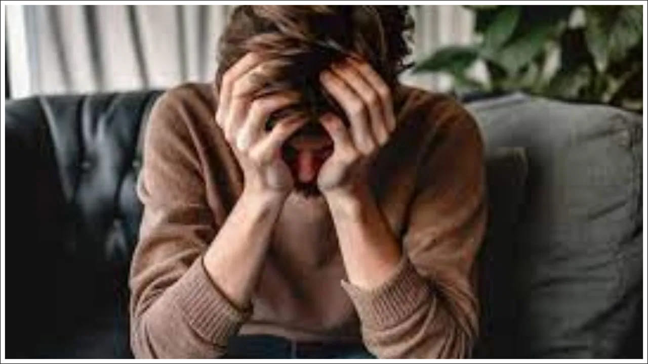 శరీరంలో విటమిన్ బి12 లోపం వల్ల రక్తహీనత వస్తుంది. అదనంగా, బలహీనత, చేతులు, కాళ్ళలో తిమ్మిరి వస్తుంటుంది. మానసిక ఆరోగ్యం కూడా క్షీణిస్తుంది, నిరాశ, ఒంటరితనం చుట్టుముడుతుంది. ఈ విటమిన్ లోపాన్ని పూరించడం చాలా ముఖ్యం.