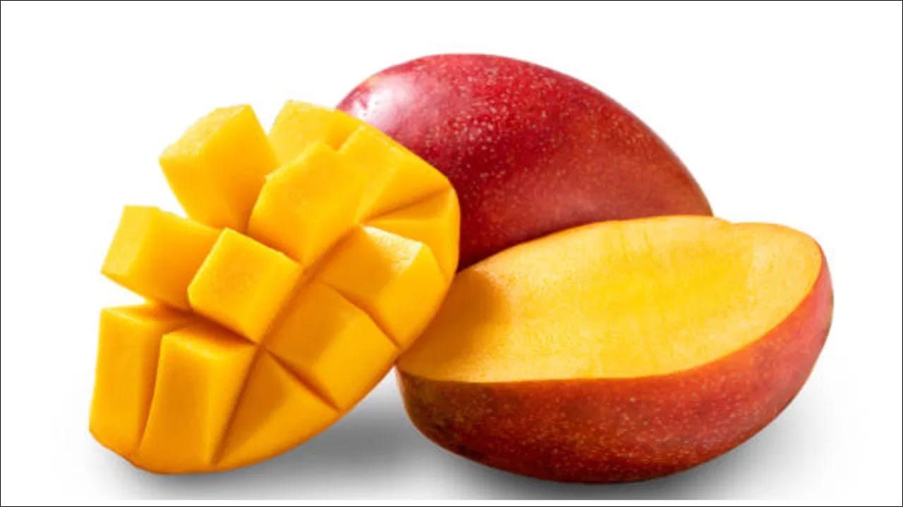 పండ్లలో రారాజు మామిడి వేసవిలో ప్రధాన పండు. మామిడిలో విటమిన్ ఎ, విటమిన్ బి12తో పాటు ఫైబర్ పుష్కలంగా ఉంటుంది. విటమిన్ బి12 లోపాన్ని తీర్చడానికి వేసవిలో ప్రతిరోజూ పండిన మామిడి పండ్లను తినండి. మ్యాంగో సిరప్ కూడా ప్రయోజనకరంగా ఉంటుంది.