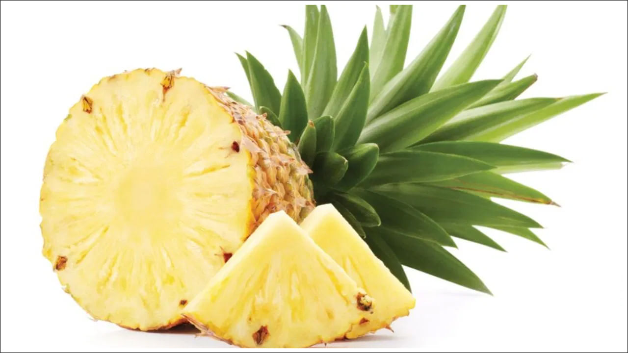 బహుళ పోషకాలతో నిండిన పైనాపిల్ విటమిన్ బి12 లోపాన్ని కూడా భర్తీ చేయగలదు. ఇది జీర్ణక్రియను మెరుగుపరుస్తుంది. రక్తంలో చెడు కొలెస్ట్రాల్ స్థాయిలను తగ్గించడంలో సహాయపడుతుంది. అందుకే పైనాపిల్ ఆరోగ్యానికి ఎంతో మేలు చేస్తుంది.