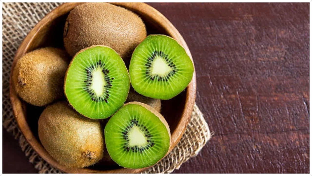 గొప్ప ఆరోగ్య ప్రయోజనాలతో కూడిన మరొక పండు కివి. ఇందులో ఫైబర్, విటమిన్-సి, విటమిన్-బి12 పుష్కలంగా ఉన్నాయి. అందుకే విటమిన్-బి12 లోపాన్ని నయం చేయడానికి కివిని తినండి.