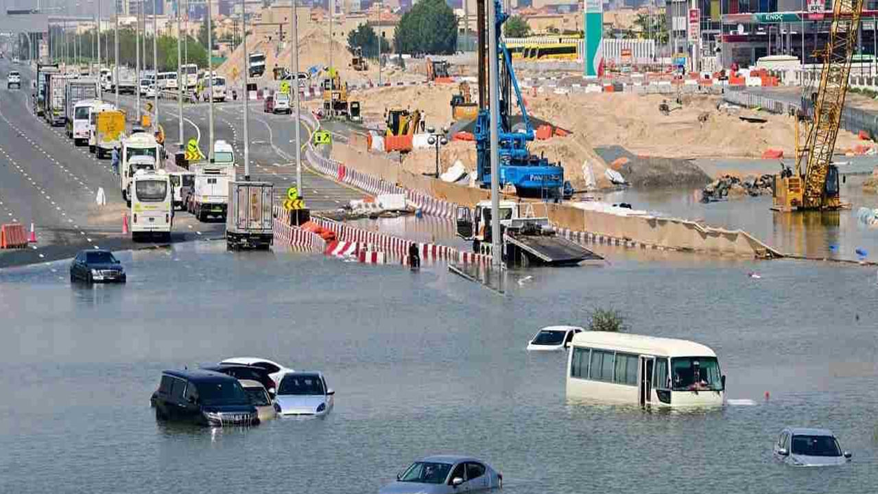 Rains in UAE: యుఏఈలో మళ్లీ వర్షం బీభత్సం.. రోడ్లు జలమయం, విద్యుత్ కు అంతరాయం.. ఆరెంజ్ అలర్ట్ జారీ