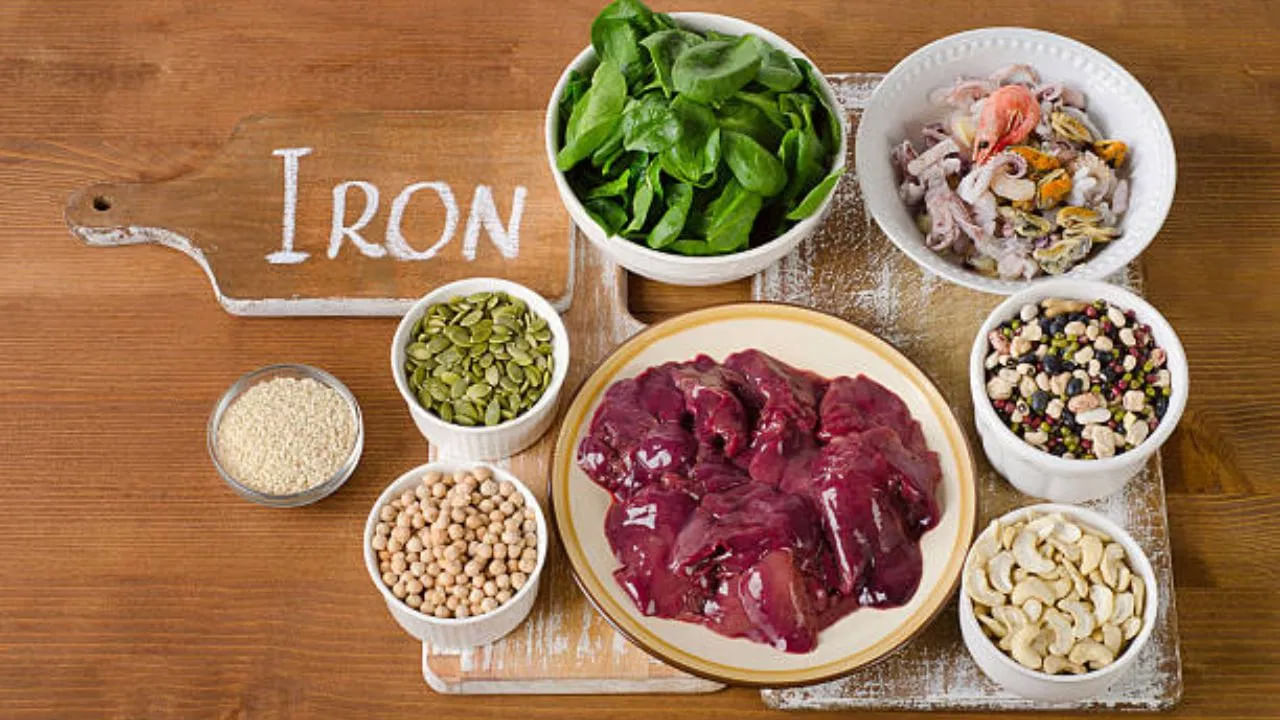 శరీరంలో హిమోగ్లోబిన్ స్థాయి తగ్గినట్లయితే ఐరన్ అధికంగా ఉండే ఆహారాన్ని తీసుకోవాలి. రెడ్ మీట్, చేపలు, చికెన్, పప్పులు, పచ్చి కూరగాయలు, గింజలు అధికంగా తినాలి. ఐరన్తోపాటు విటమిన్ సి అధికంగా ఉండే ఆహారాలు ముఖ్యమైనవి. విటమిన్ సి రక్తంలో హిమోగ్లోబిన్ స్థాయిని పెంచడంలో సహాయపడుతుంది. విటమిన్ సి ప్రధానంగా ఐరన్ను గ్రహించడంలో సహాయపడుతుంది. ఇందుకు సిట్రస్ పండ్లను తినవచ్చు.