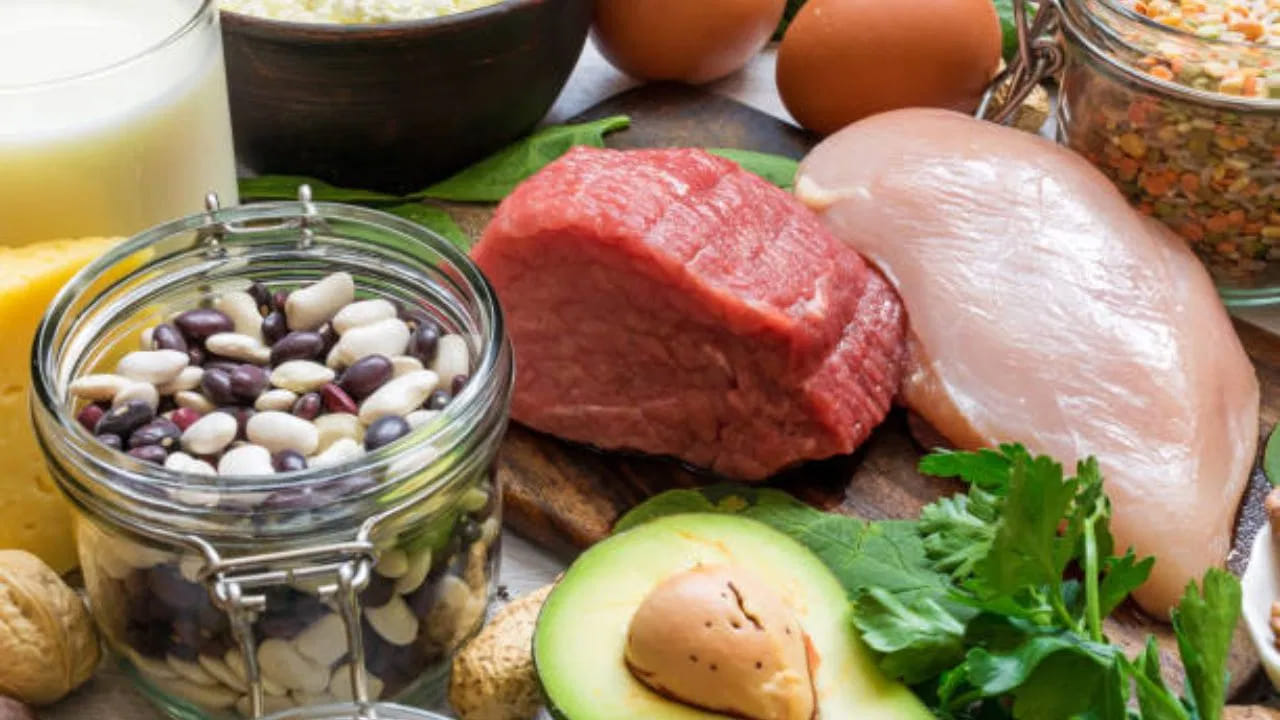 హిమోగ్లోబిన్ స్థాయి తగ్గితే విటమిన్ B12 ఉన్న ఆహారం తీసుకోవాలి. ఈ పోషకం రక్తహీనత ప్రమాదాన్ని తగ్గించడంలో కూడా సహాయపడుతుంది. గుడ్లు, పాల ఉత్పత్తులు, సముద్రపు ఆహారంలో విటమిన్ బి12 పుష్కలంగా ఉంటుంది. శరీరంలో ద్రవం తక్కువగా ఉన్నప్పుడు, రక్త సాంద్రత తగ్గుతుంది. రక్తపోటు కూడా తగ్గుతుంది. డీహైడ్రేషన్ వల్ల రక్తహీనత సమస్య కూడా పెరుగుతుంది. రక్తంలో హిమోగ్లోబిన్ స్థాయిలను నిర్వహించడానికి, వ్యాధి ప్రమాదాన్ని తగ్గించడానికి పుష్కలంగా నీరు తాగాలి.