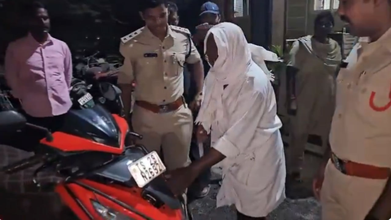 Viral Video: ముసలోడేగానీ మహానుభావుడు.. స్కూటీలో ఏం దాచాడో చూడండి! వీడియో వైరల్