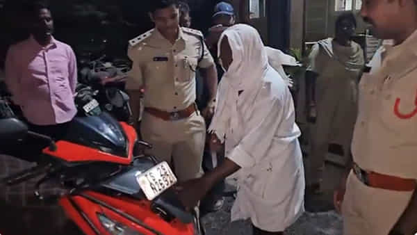Viral Video: ముసలోడేగానీ మహానుభావుడు.. స్కూటీలో ఏం దాచాడో చూడండి! వీడియో వైరల్