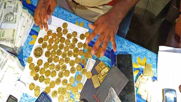 Andhra Pradesh: రోడ్డుపై వేగంగా కారు పరుగులు.. వెనకాలే రక్షణగా టూవీలర్స్.. ఆపి చూసిన పోలీసులు షాక్..!