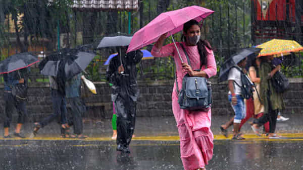 IMD Alert: వాయుగుండంగా మారనున్న అల్పపీడనం.. మత్స్యకారులు సముద్రంలో చేపల వేటకు వెళ్లరాదు..!