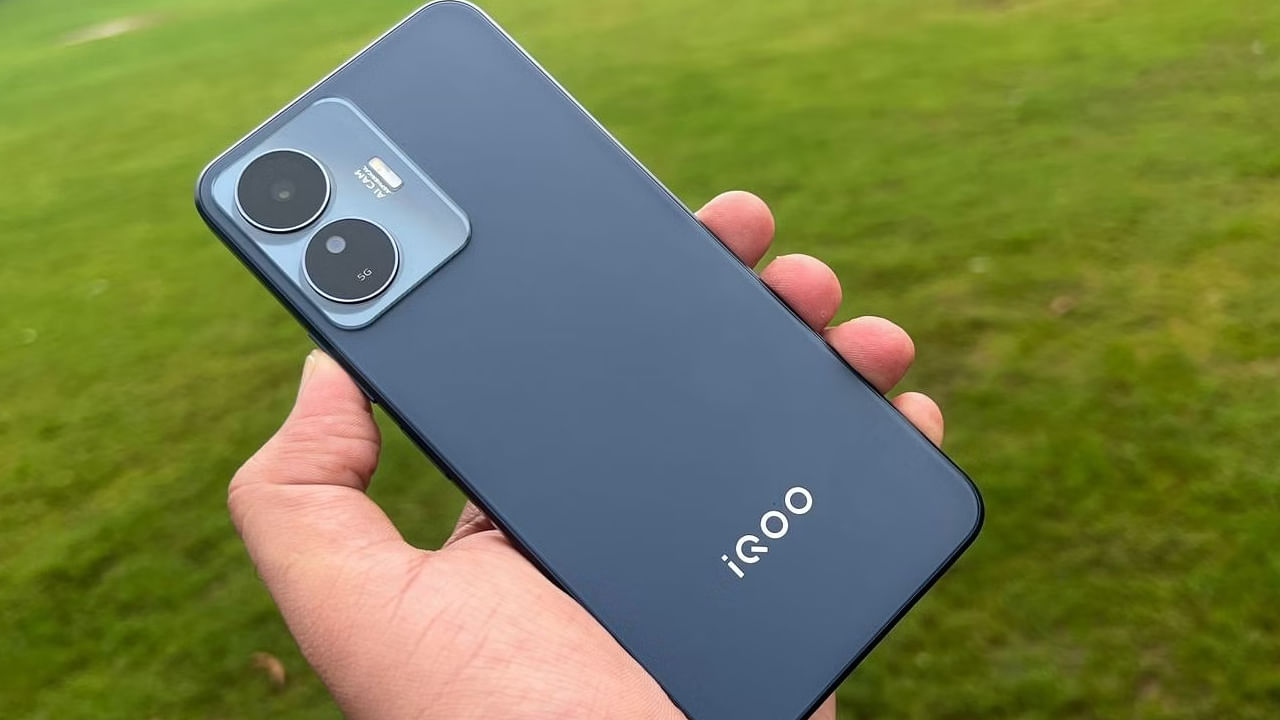 iQOO Z6 Lite 5G: కాస్త ధర ఎక్కువైనా పర్లేదు అనుకునే వారికి ఇది బెస్ట్‌ ఆప్షన్‌గా చెప్పొచ్చు. రూ. 10 వేలలో 5జీ ఫోన్‌ కోసం చూస్తున్న వారికి ఐక్యూ బెస్ట్‌ ఫోన్‌. ఈ ఫోన్‌ అసలు ధర రూ. 19,999గా ఉండగా ప్రస్తుతం సేల్‌లో భాగంగా ఏకంగా 45 శాతం డిస్కౌంట్‌తో రూ. 10,999కే సొంతం చేసుకోవచ్చు. ఇతర ఆఫర్లు కలుపుకుంటే మరో రూ. వెయ్యి తగ్గుతుంది. ఇక ఫీచర్ల విషయానికొస్తే ఇందులో స్నాప్‌డ్రాగన్‌ 4 జెన్‌ 1 ప్రాసెసర్‌ను అందించారు. ఫుల్‌హెచ్‌డీ+ స్క్రీన్‌ను అందించారు. 5000 ఎమ్‌ఏహెచ్‌ బ్యాటరీ ఈ ఫోన్‌ సొంతం. 50 మెగాపిక్సెల్స్‌ రెయిర్‌ కెమెరాను అందించారు. 