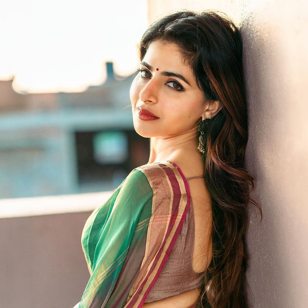 దాదాపు పదేళ్లుగా సినిమాల్లో నటిస్తున్నానని.. ఇప్పటివరకు తానేంటో నిరూపించుకునేందుకు ప్రయత్నిస్తున్నట్లు చెప్పుకొచ్చింది. అలాగే తాను భారతనాట్యం డ్యాన్సర్ అని.. చిన్నప్పుడు స్కూల్, కాలేజీలో చాలా పర్ఫార్మెన్స్ లు ఇచ్చినట్లు తెలిపింది.