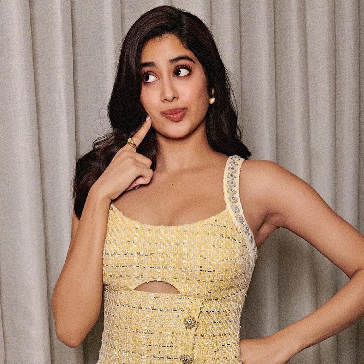 ఎవరైనా ప్రూవ్‌ చేసుకోవడానికి ఒక్క ఛాన్స్ ఇస్తారు. ఎక్కడైనా అంతే. కానీ, బాలీవుడ్‌ హీరోయిన్లలో ఆ ఇద్దరికి మాత్రం ఒకటికి రెండు అవకాశాలు తలుపుతడుతున్నాయి. ఒకదానితో కాకపోయినా ఇంకోదానితో కచ్చితంగా ప్రూవ్‌ చేసుకోవాల్సిన పరిస్థితిలో ఉన్నారు ఆ ఇద్దరూ... ఇంతకీ ఎవరు వారూ.. అని అంటున్నారా? జాన్వీ కపూర్‌ అండ్‌ దిశా పటాని అండీ... డీటైల్స్ చూసేద్దాం రండి... 