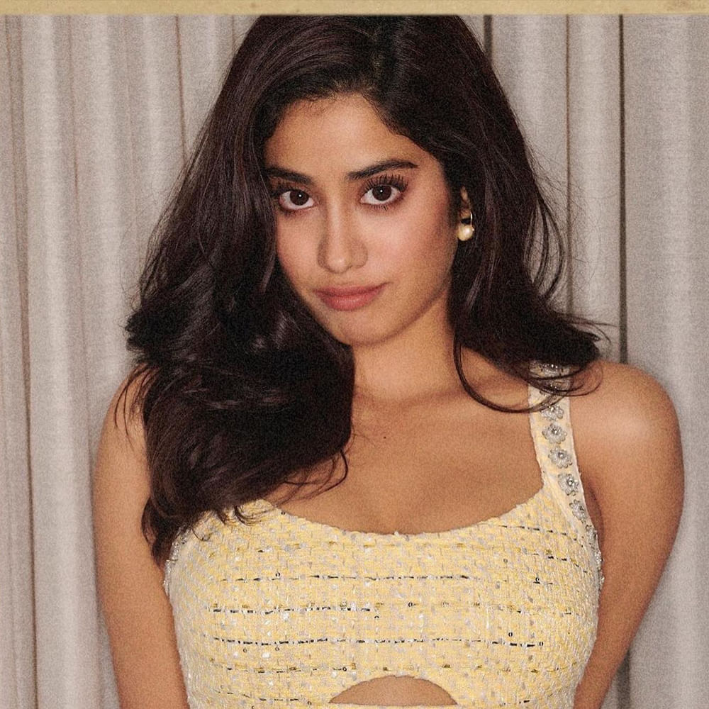 ఇవాళ, రేపూ అంటూ టాలీవుడ్‌ ఎంట్రీ గురించి ఇన్నాళ్లూ ఊరించారు జాన్వీ. ఈ అక్టోబర్‌లో అఫిషియల్‌గా తెలుగు ప్రేక్షకులను పలకరించడానికి రెడీ అవుతున్నారు. ఆ సినిమా రిలీజ్‌ అయ్యే నాటికి చరణ్ తో కలిసి లొకేషన్‌లో ఆడిపాడుతుంటారు ఈ బ్యూటీ. 