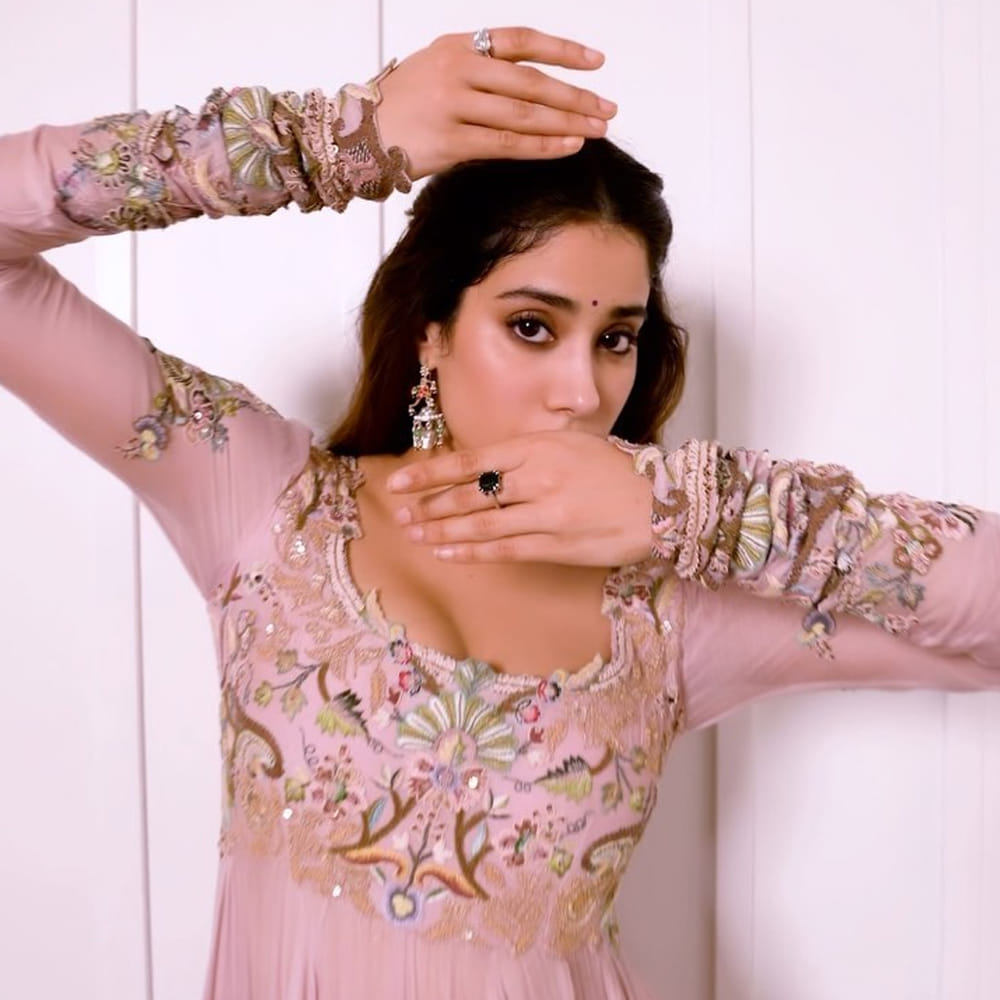 ఏదైనా ఫైనల్‌గా కష్టే ఫలి.. ఈ విషయాన్నే చెప్పారు జాన్వీకపూర్‌. తన ఫ్యాన్స్ తో ఇష్టంగా ఈ విషయాన్నే షేర్‌ చేసుకున్నారు ఈ బ్యూటీ. ఈ ఏడాది బ్యాక్‌ టు బ్యాక్‌ రిలీజులు చూడాలని ఫిక్స్ అయ్యారు జాన్వీ కపూర్‌.