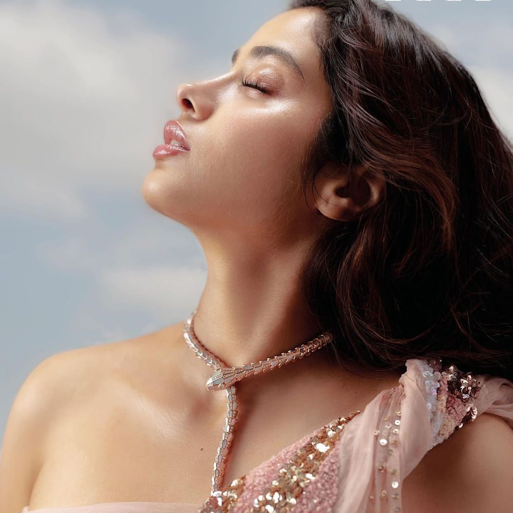 ఆమె నటించిన మిస్టర్‌ అండ్‌ మిసెస్‌ మహి మూవీ ఈ ఏడాదే రిలీజ్‌ అవుతోంది. మిస్టర్‌ అండ్‌ మిసెస్‌ మహిలో తన లక్కీ నెంబర్‌ సిక్స్ ఉన్న జెర్సీని ధరించారట జాన్వీ. ఎలాగైనా  ఈసినిమా సూపర్‌ సక్సెస్‌ కావాలని కోరుకుంటున్నారు ఈ బ్యూటీ.