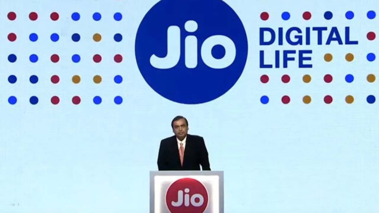 Jio ప్లాన్ అపరిమిత వాయిస్ కాలింగ్‌ను అందిస్తుంది మరియు ప్రతి నెట్‌వర్క్ ప్రాంతంలో కాల్ చేయడానికి అనుమతిస్తుంది, అలాగే వినియోగదారులకు అపరిమిత 5G మద్దతును అందించే 100 ప్యాక్‌లు కూడా ఉన్నాయి.