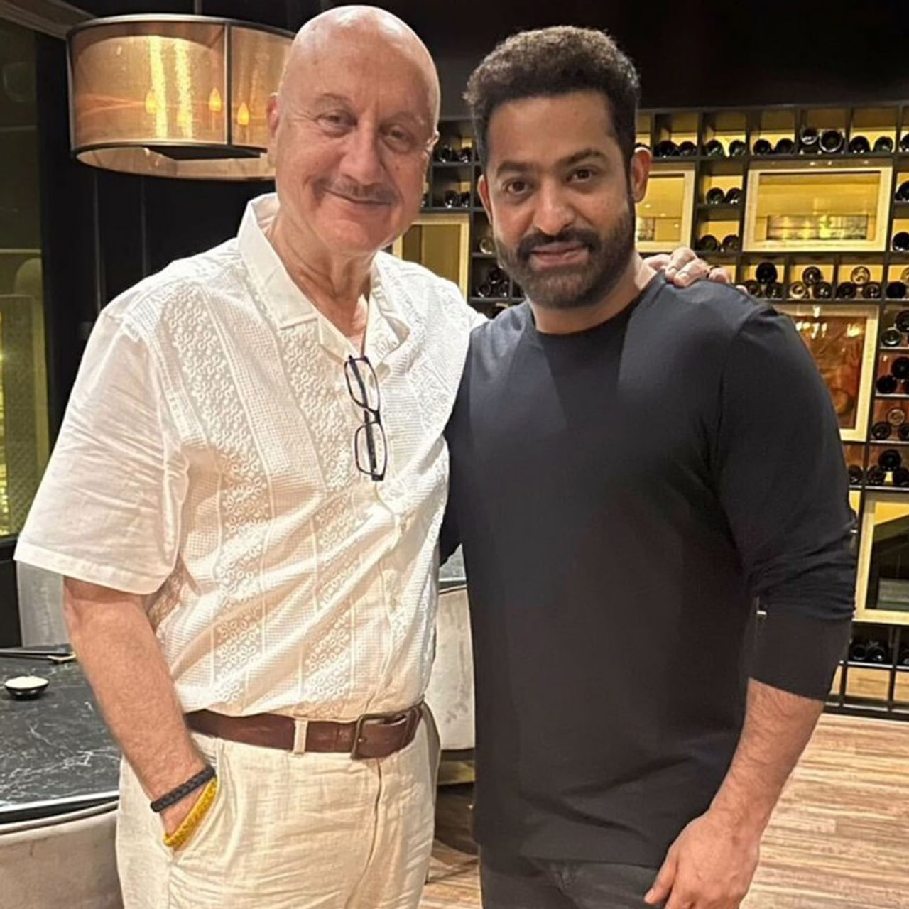 Jr NTR: ఎన్టీఆర్‌ని కలిశారు బాలీవుడ్‌ సీనియర్‌ నటుడు అనుపమ్‌ ఖేర్‌. తారక్‌తో తీసుకున్న ఫొటోను సోషల్‌ మీడియాలో పంచుకున్నారు. తారక్‌ని కలవడం ఆనందంగా ఉందని, అతను పనిచేసే విధానం తనకు ఇష్టమని అన్నారు. భావి తరాలకు అనుపమ్‌ ఖేర్‌ స్ఫూర్తిని పంచుతూనే ఉండాలని స్పందించారు ఎన్టీఆర్‌. 