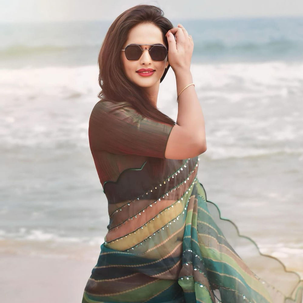  ప్రస్తుతం వెబ్ సిరీస్ చేస్తూ బిజీగా ఉన్న జగతి మేడమ్.. చిట్టి డ్రెస్ లో నెట్టింట గ్లామరస్ షో చేస్తూ తెగ హడావిడి చేస్తుంది. ట్రెండీ అవుట్ ఫిట్స్ ధరించి గ్లామర్ గేట్లు ఎత్తేసి మాయ చేస్తుంది. మినీస్కర్ట్, పొట్టి టాప్స్ తో సోషల్ మీడియాను హీటెక్కిస్తుంది. తాజాగా జగతి మేడమ్ షేర్ చేసిన ఫోటోస్ వైరలవుతున్నాయి. 