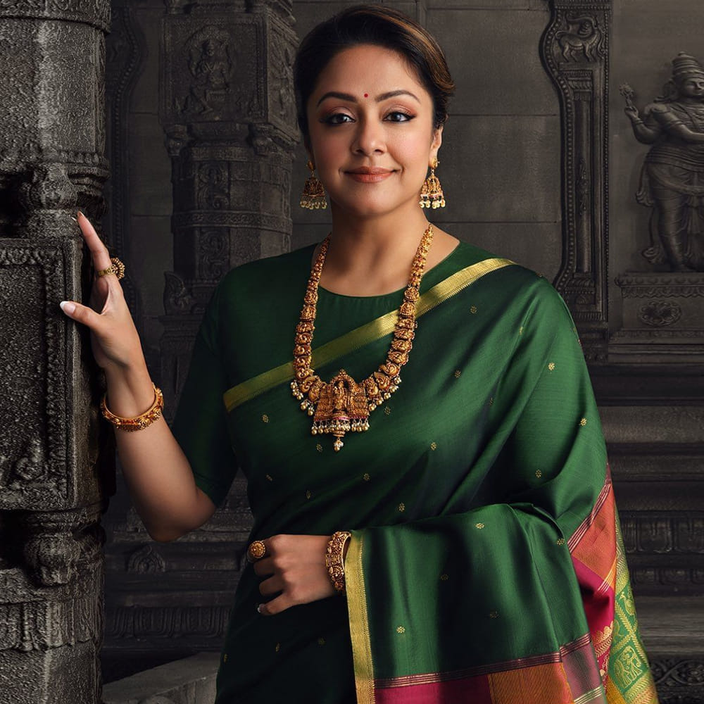 నేను జస్ట్ నార్త్ సినిమాలకే సైన్‌ చేస్తానని అనుకోవద్దు అని అంటున్నారు నటి జ్యోతిక. కథ బావుంటే ఏ భాషలోనైనా నటించడానికి తాను సిద్ధంగా ఉన్నట్టు చెప్పారు. సౌత్‌ నుంచి కూడా చాలా స్క్రిప్టులు వింటున్నానని అన్నారు. తెలుగు సినిమాల్లోనూ నటించాలని ఉందని చెప్పారు. 